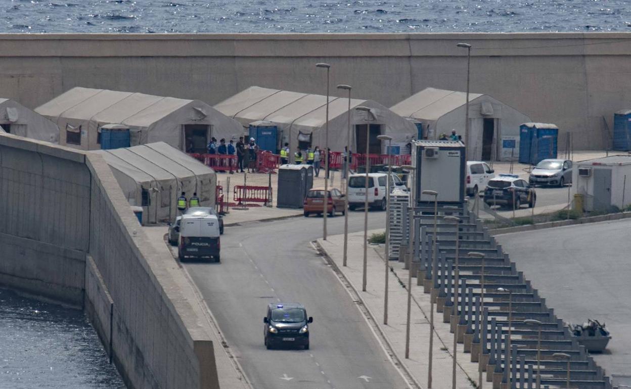 Llegada de tres cadáveres y varios inmigrantes rescatados al puerto de Escombreras, este miércoles.