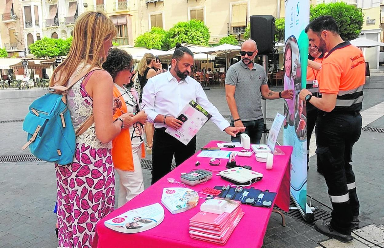 Frank Tavira muestra algunos de los nuevos dispositivos. 