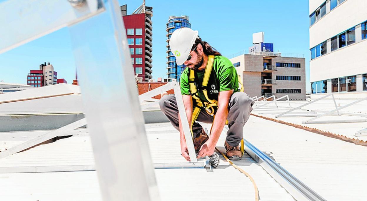 Un técnico de Crusol monta la estructura para poner paneles solares.