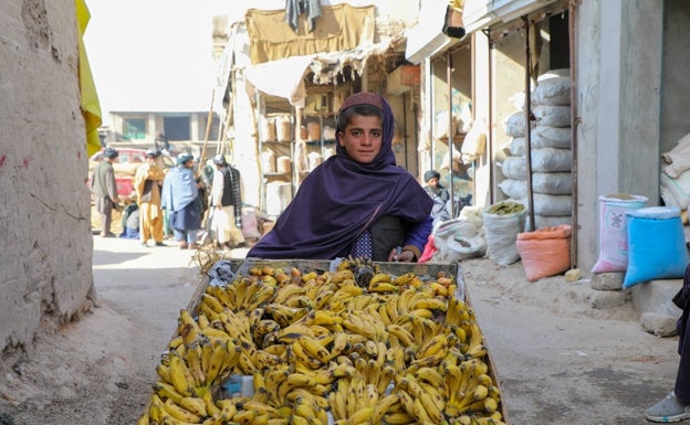 Rafiqullah, de 12 años, vende bananas en Tarinkot, capital de la provincia de Uruzgan en Afganistán. Debido a la pobreza y la falta de acceso a servicios sociales, no puede asistir a la escuela. 