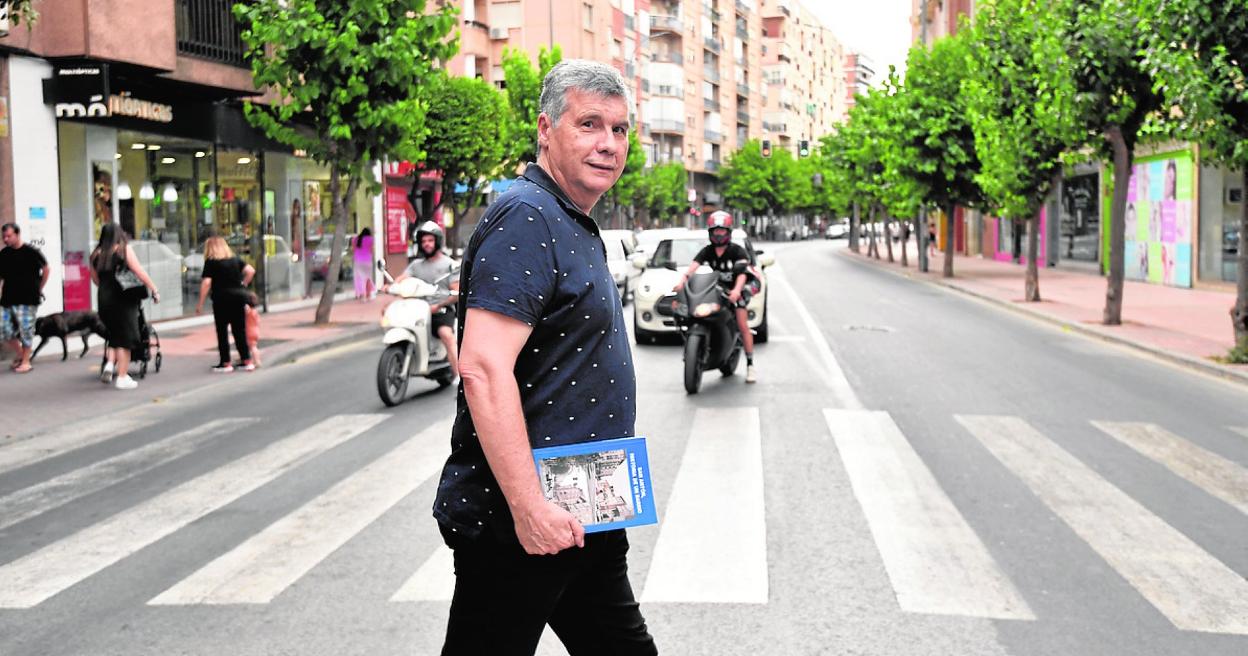 Antonio José Buendía, esta semana, con su libro en la mano. 