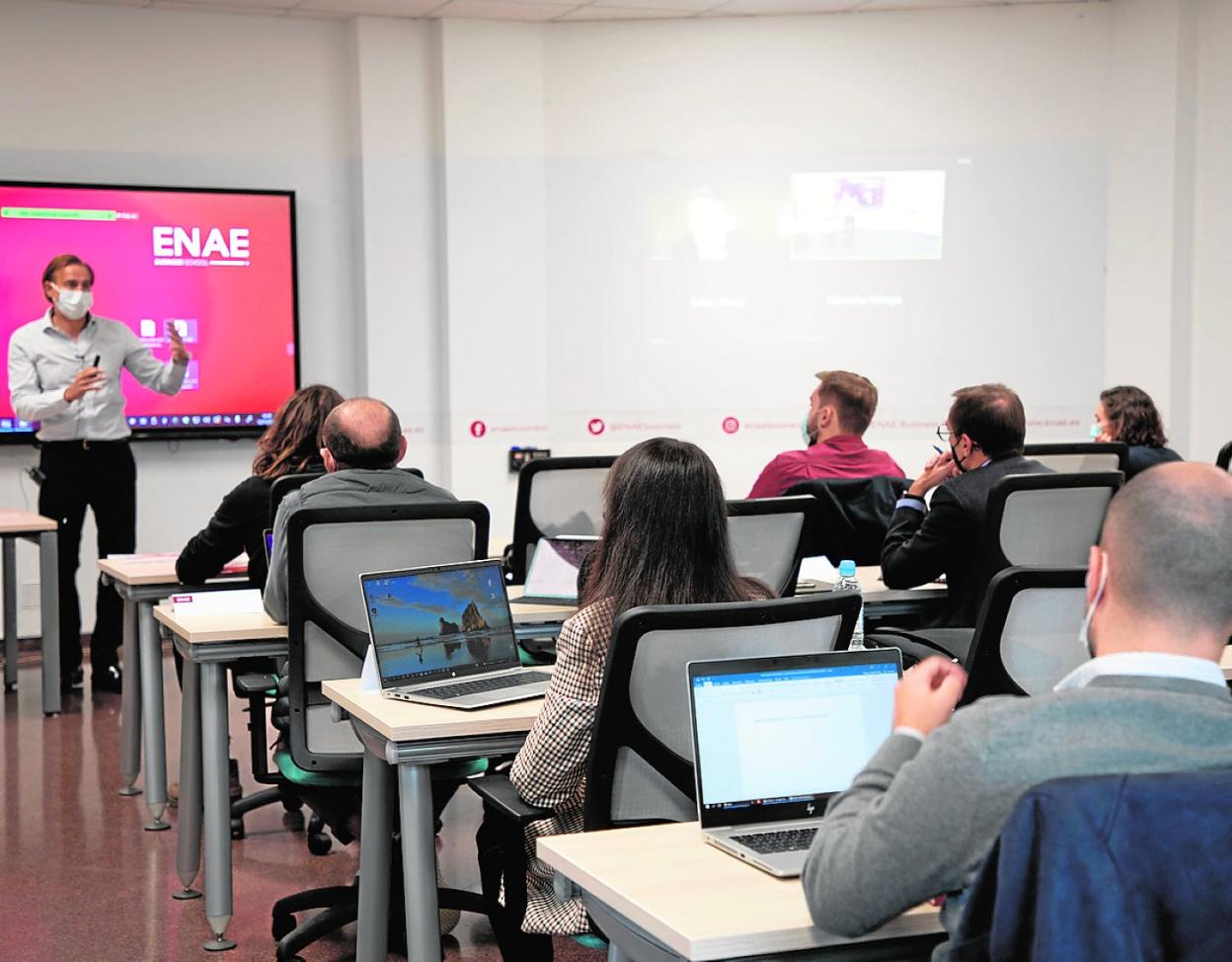 ENAE ofrece una experiencia 360 a los alumnos presenciales y en remoto, gracias a la tecnología. 