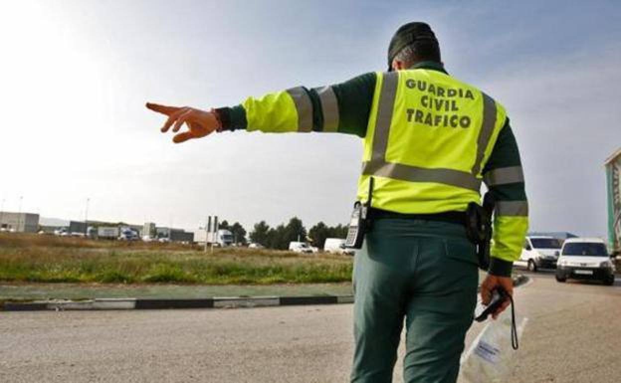 Un agente de la Guardia Civil durante un control de la DGT.