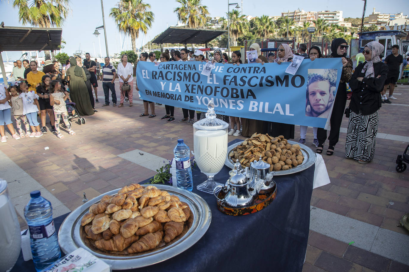 Fotos: Concentración en Puerto de Mazarrón en el aniversario del crimen de Youanes