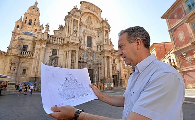 Juan de Dios de la Hoz, arquitecto responsable de la rehabilitación del imafronte de la Catedral de Murcia, con uno de los planos del proyecto.