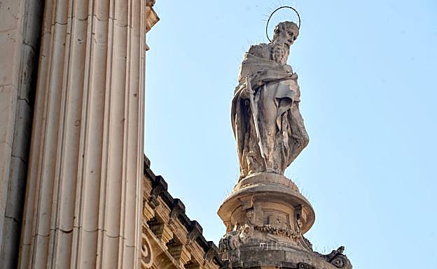 Detalle de una de las estatuas de la Catedral de Murcia.