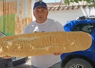 Imagen secundaria 1 - Ginés posa con una barra de pan gigante y muestra un bocadillo asegurado con gomas elásticas.