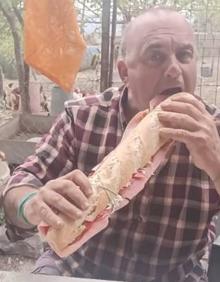 Imagen secundaria 2 - Ginés posa con una barra de pan gigante y muestra un bocadillo asegurado con gomas elásticas.
