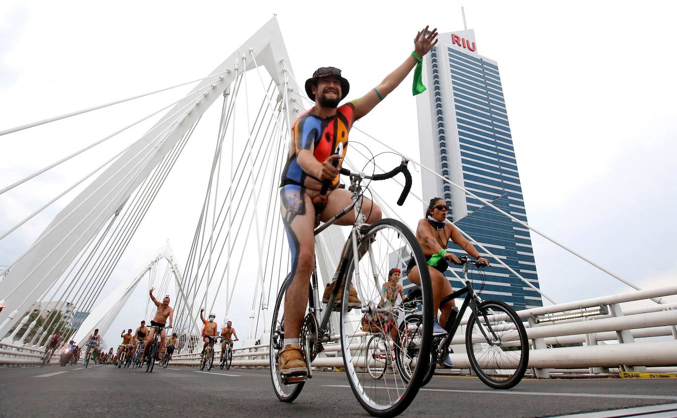 Fotos: Desnudos por la seguridad vial