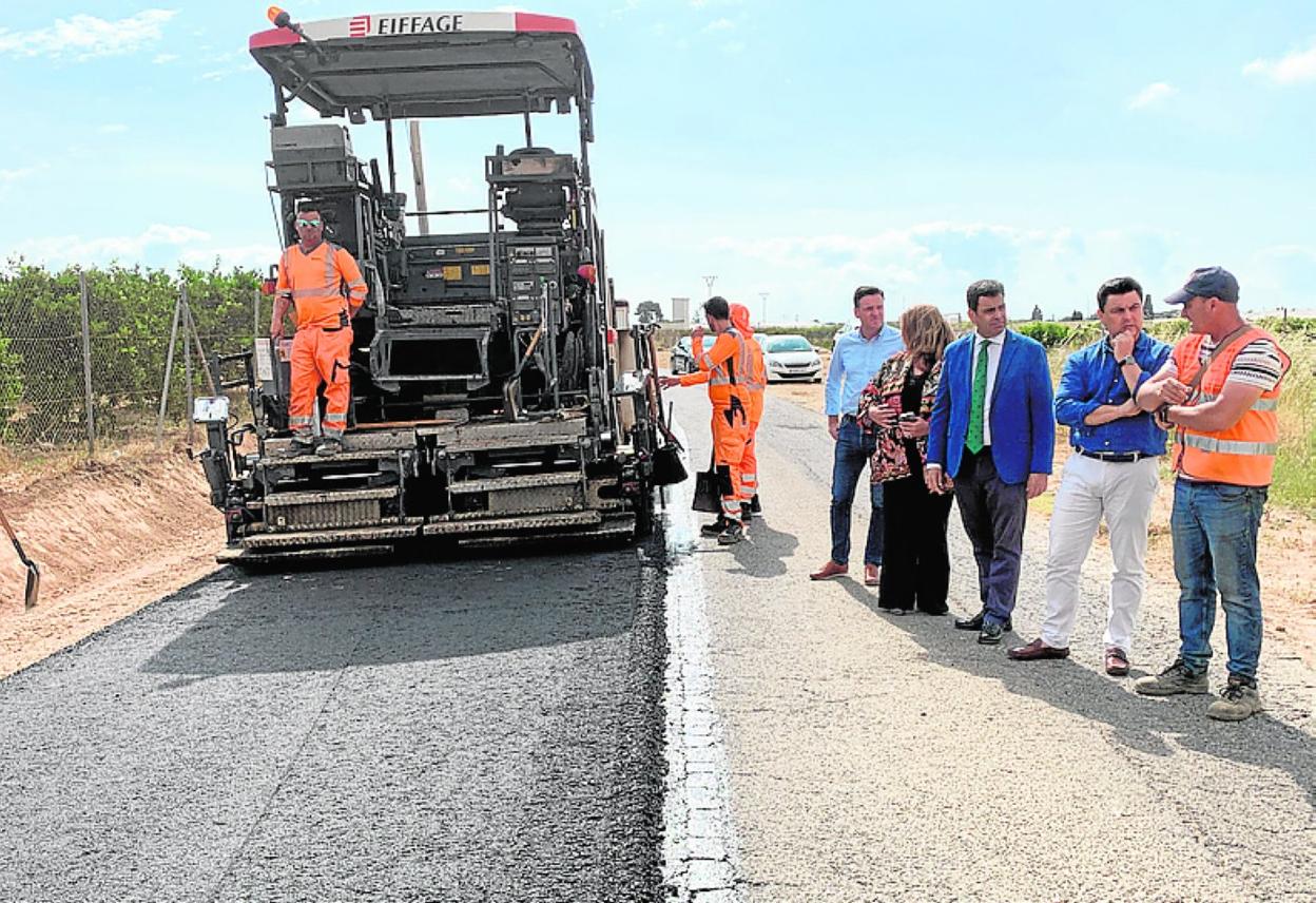 Díez de Revenga y Luengo supervisan las obras en El Mirador. 