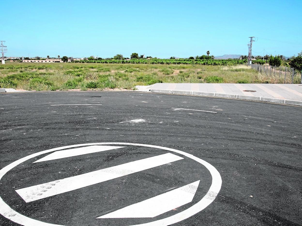Rotonda de acceso a los terrenos donde será construido el nuevo colegio de La Aljorra. 