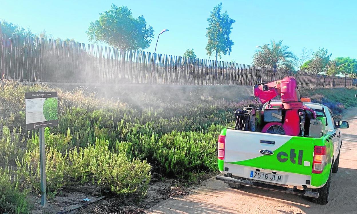 Un vehículo de la empresa CTL Sanidad Ambiental fumiga en una urbanización de Molina. 