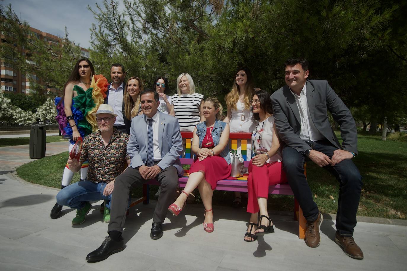 Fotos: Murcia estrena un banco arcoíris por la Semana del Orgullo