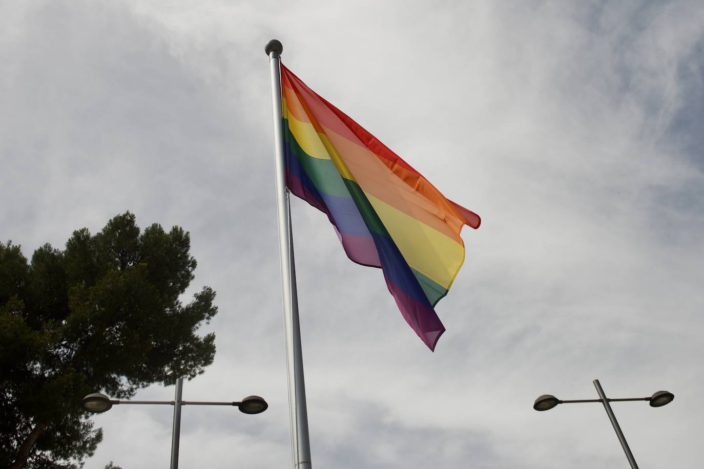 Fotos: Murcia estrena un banco arcoíris por la Semana del Orgullo