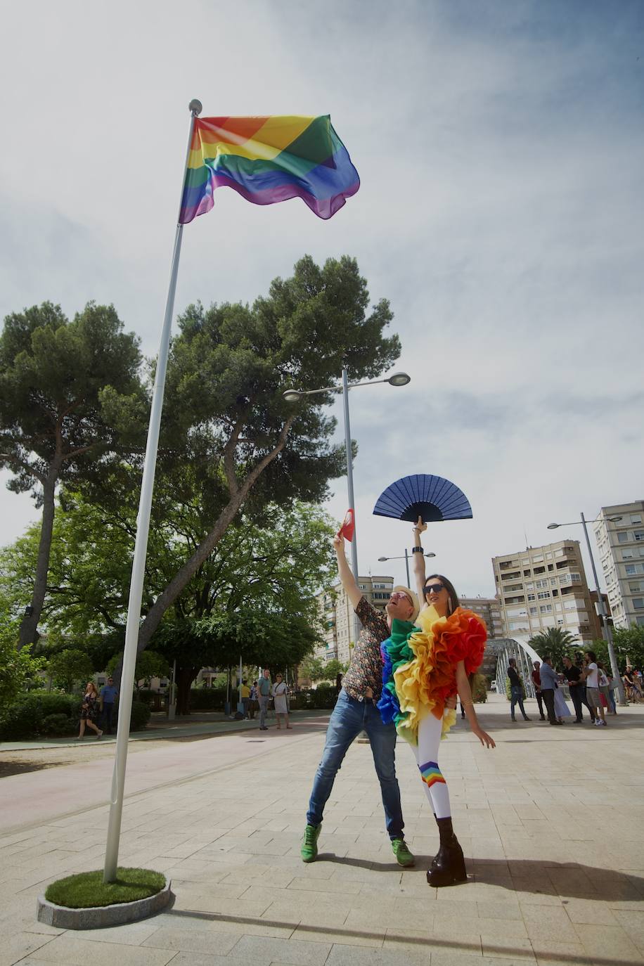 Fotos: Murcia estrena un banco arcoíris por la Semana del Orgullo