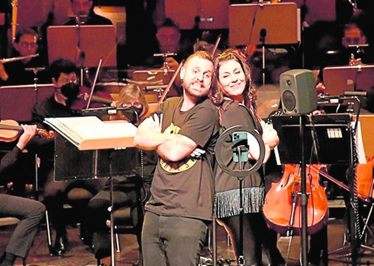 Pepe Alacid y Virginia Martínez junto a la ÖSRM. 