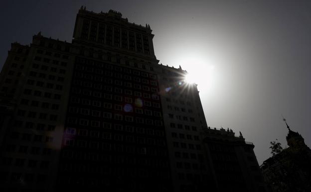 Sol abrasador, con calima, en la plaza de España de Madrid.