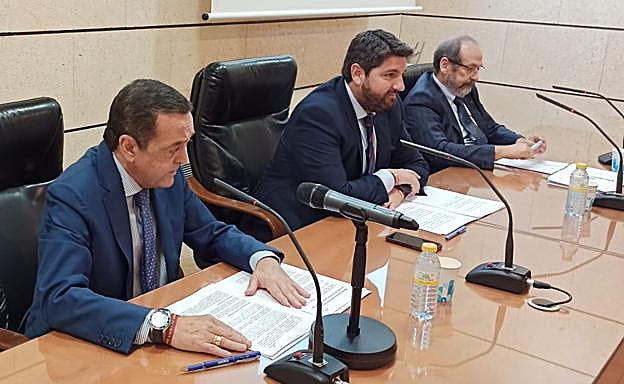 El presidente de Croem, José María Albarracín, el presidente de la Comunidad, Fernando López Miras, y Francisco Cánovas, portavoz del Grupo Mederi.