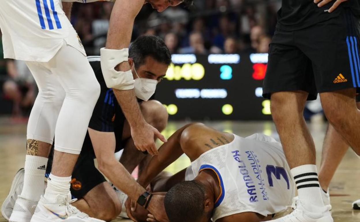 Anthony Randoph, tras romperse la rodilla en el Palau. 