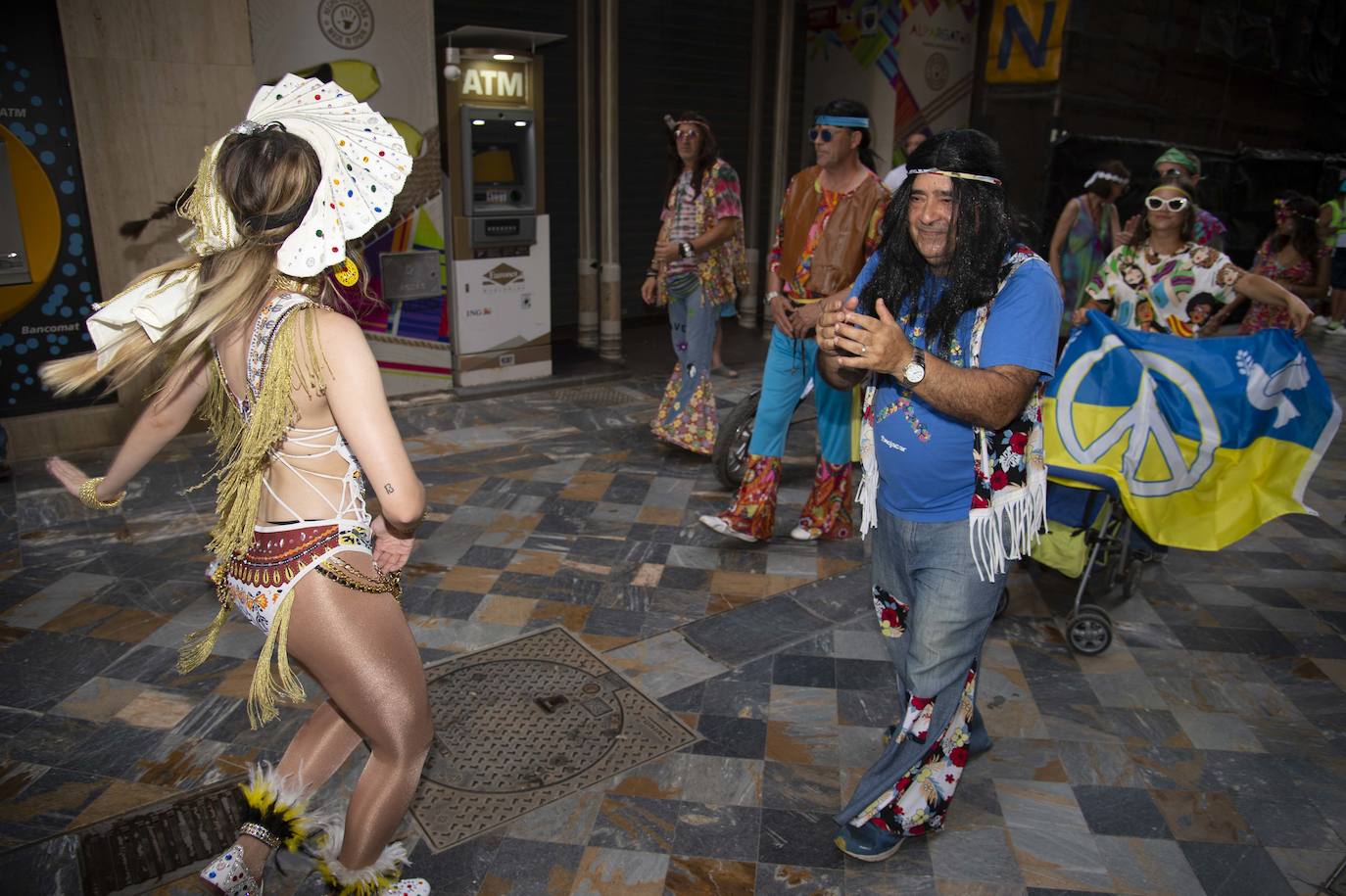 Fotos: El pasacalles despide el Carnaval en Cartagena