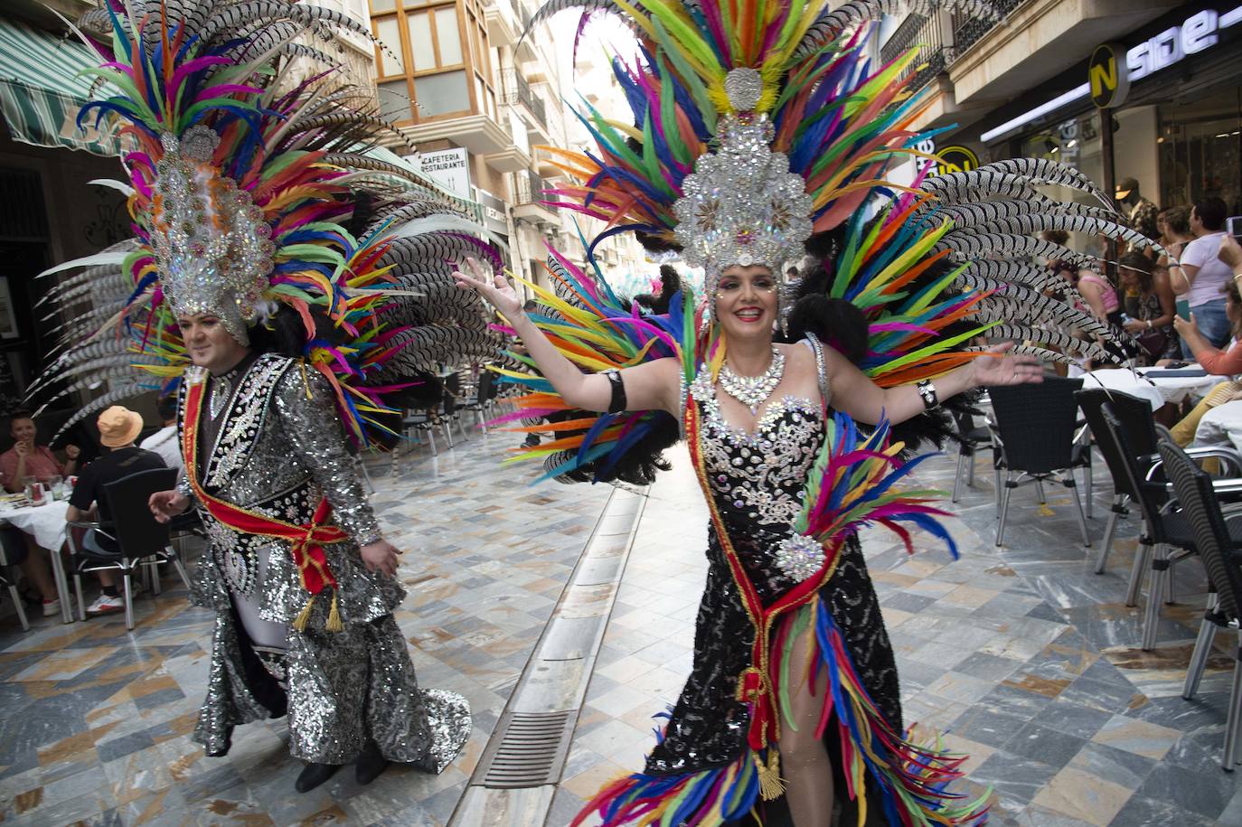 Fotos: El pasacalles despide el Carnaval en Cartagena