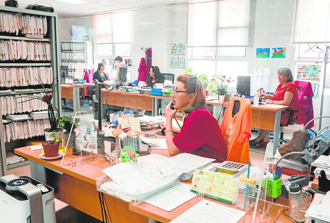 Personal de Servicios Sociales en el centro de atención municipal, ayer. 