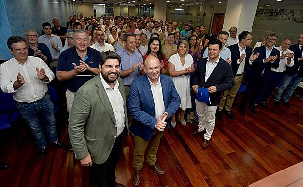 Miguel Tellado y López Miras junto con la Junta Directiva del PP, este miércoles.