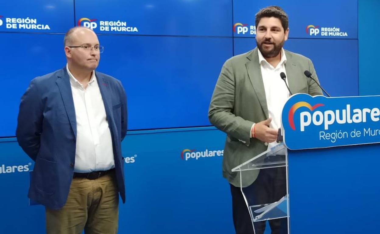 El vicesecretario de Organización nacional, Miguel Tellado, y el presidente de la Región de Murcia, Fernando López Miras.