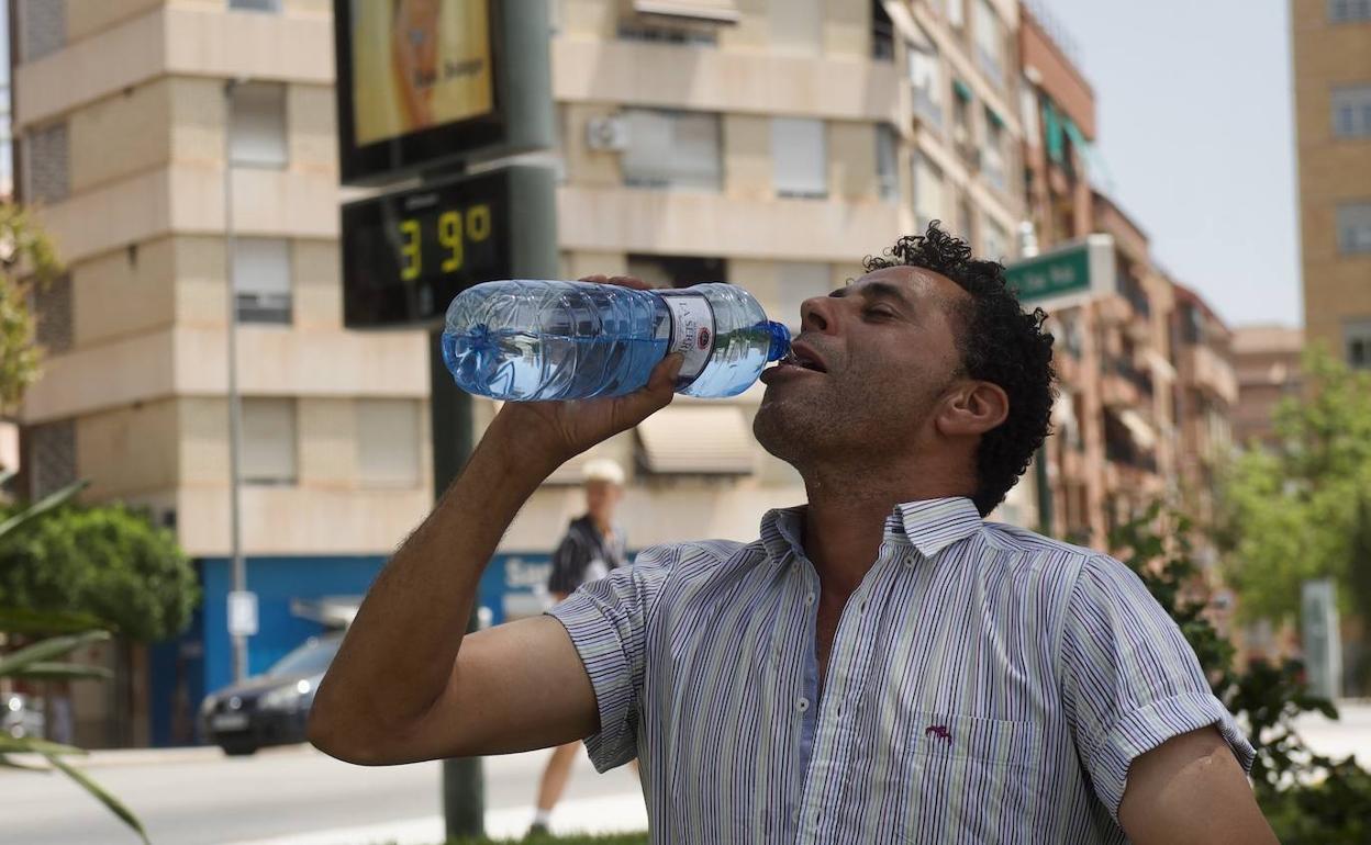 Un hombre circula en bicicleta por Murcia en una jornada de calor extremo