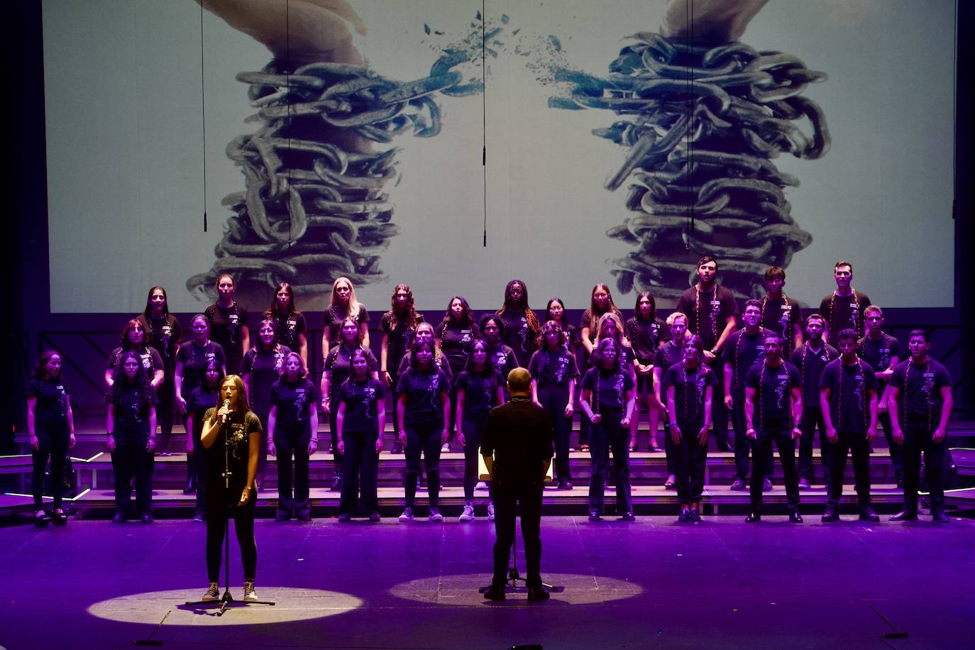 Fotos: La Coral Discantus sopla las velas