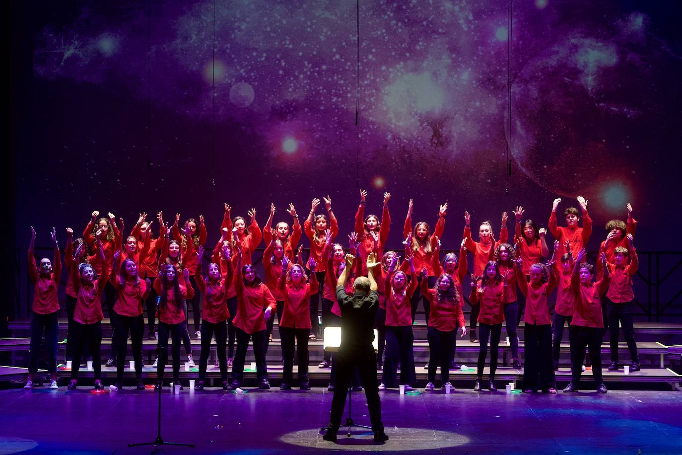 Fotos: La Coral Discantus sopla las velas