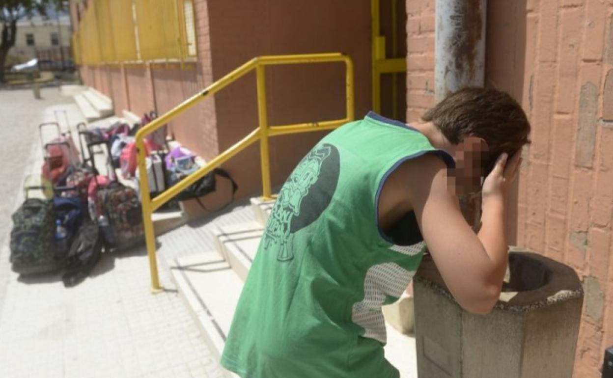 Un alumno del colegio Ciudad de La Paz de El Palmar se refresca en una fuente, en una fotografía de archivo.