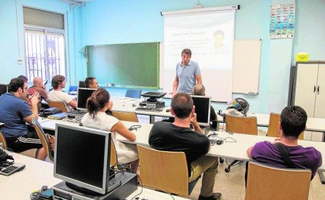 Un profesor imparte una clase en un aula de un instituto de la Región, en una imagen de archivo.