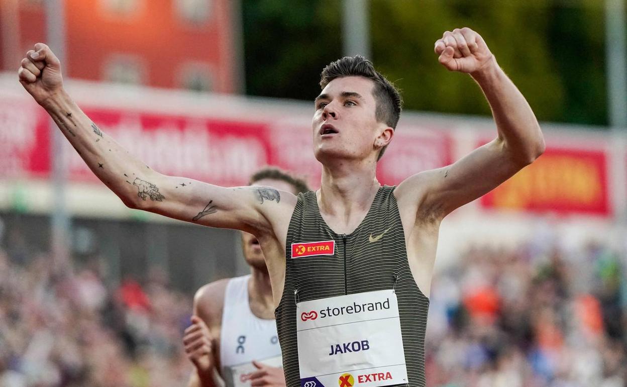 El noruego Jakob Ingebrigtsen celebra su victoria de anoche en la milla de Oslo. 