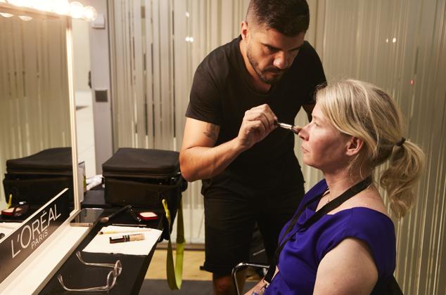 Maquilladores de L'Oreal preparan a Kristina Spohr.