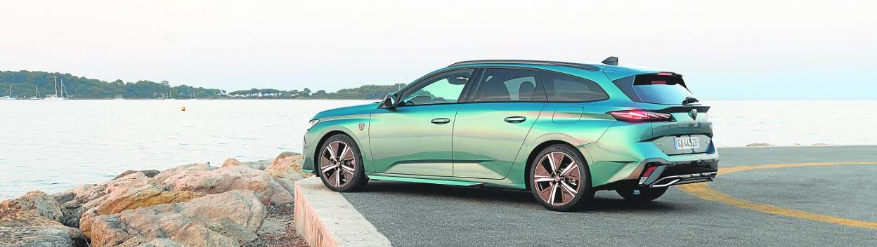 Con hasta 608 litros de maletero, ofrece modularidad y polivalencia con toda la tecnología y la estética deportiva. 