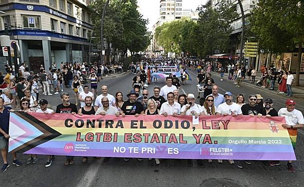 Cabecera de la marcha del Orgullo LGTBI, este sábado, en la Gran Vía de Murcia.