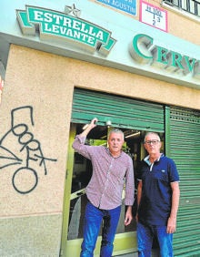 Imagen secundaria 2 - A la izquierda, Ana y Antonio con su hijo José Antonio a finales de los años 50 en el bar que regentaban. A la derecha, Salvador y José Antonio en la puerta de la cervecería Salzillo.