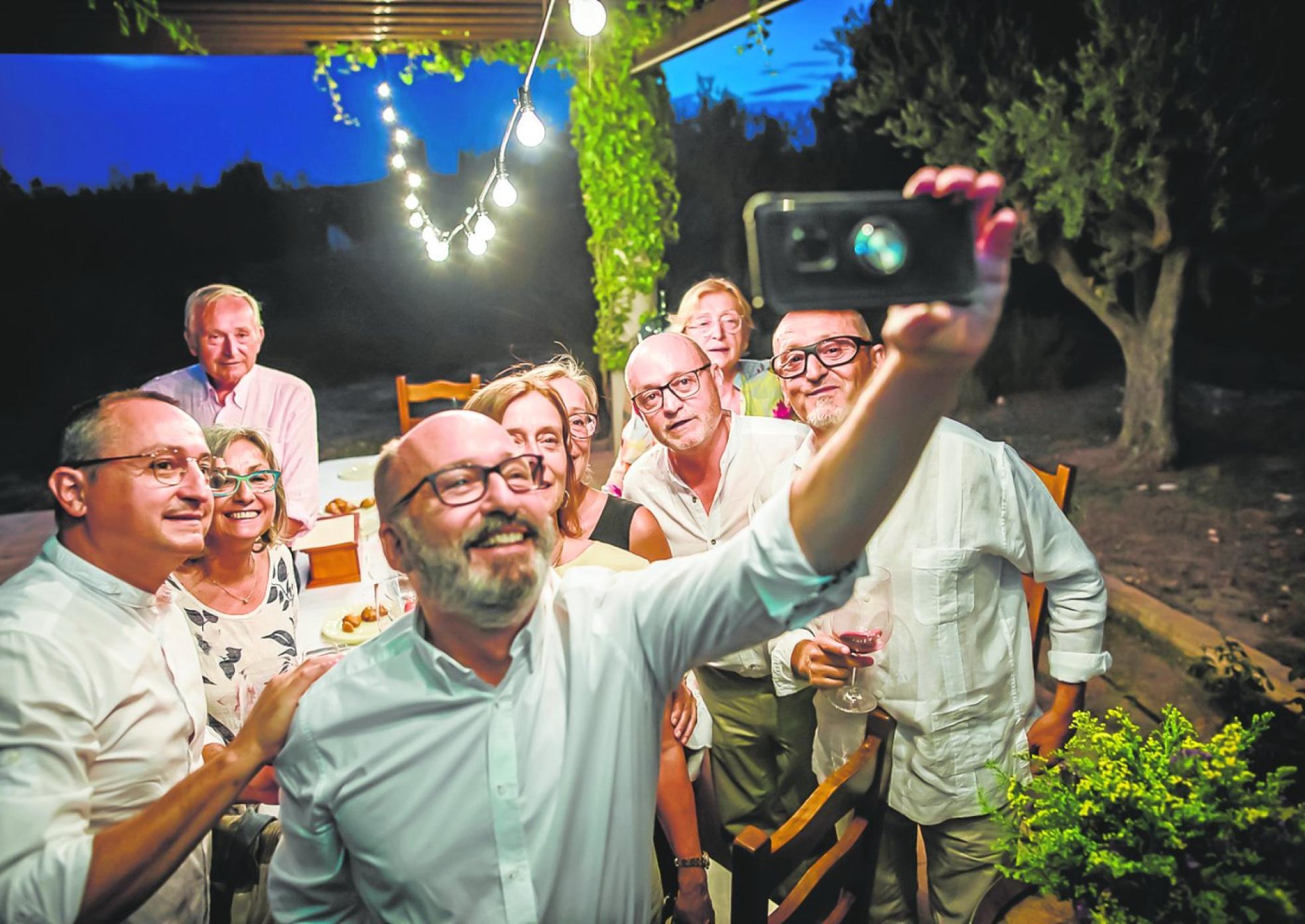 Empresa familiar. Los nueve hermanos Gil Vera se hacen un selfi.