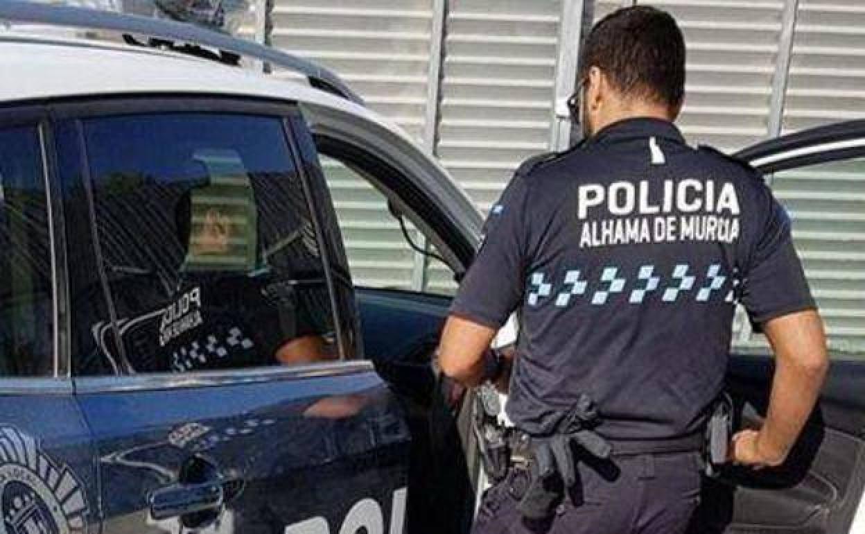 Un agente de la Policía Local de Alhama, en una fotografía de archivo.