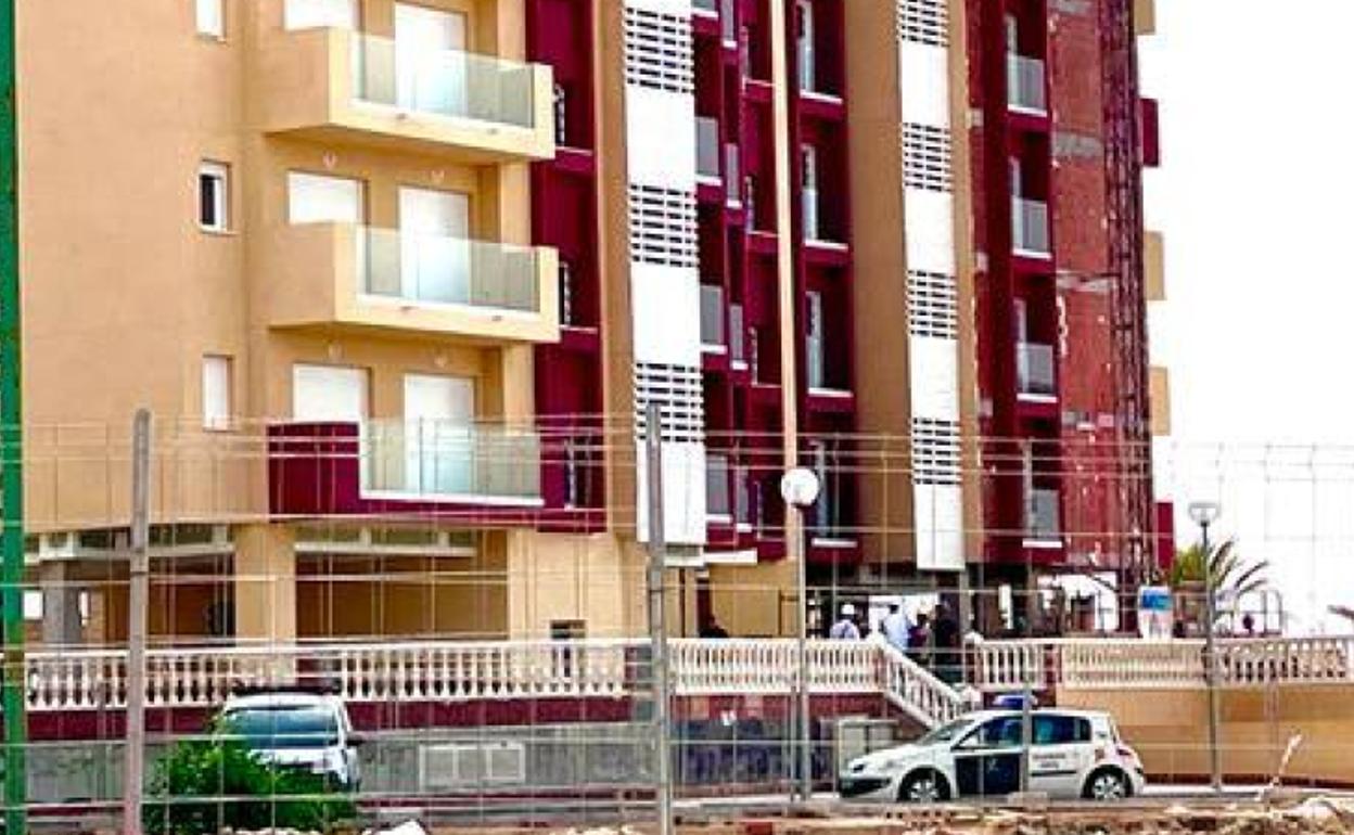 Vehículo de la Guardia Civil junto al edificio donde ocurrieron los hechos.