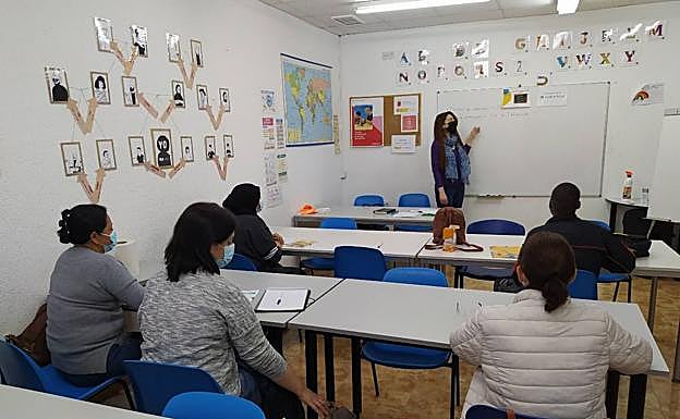 Una trabajadora de Cepaim imparte clase a participantes del proyecto. 