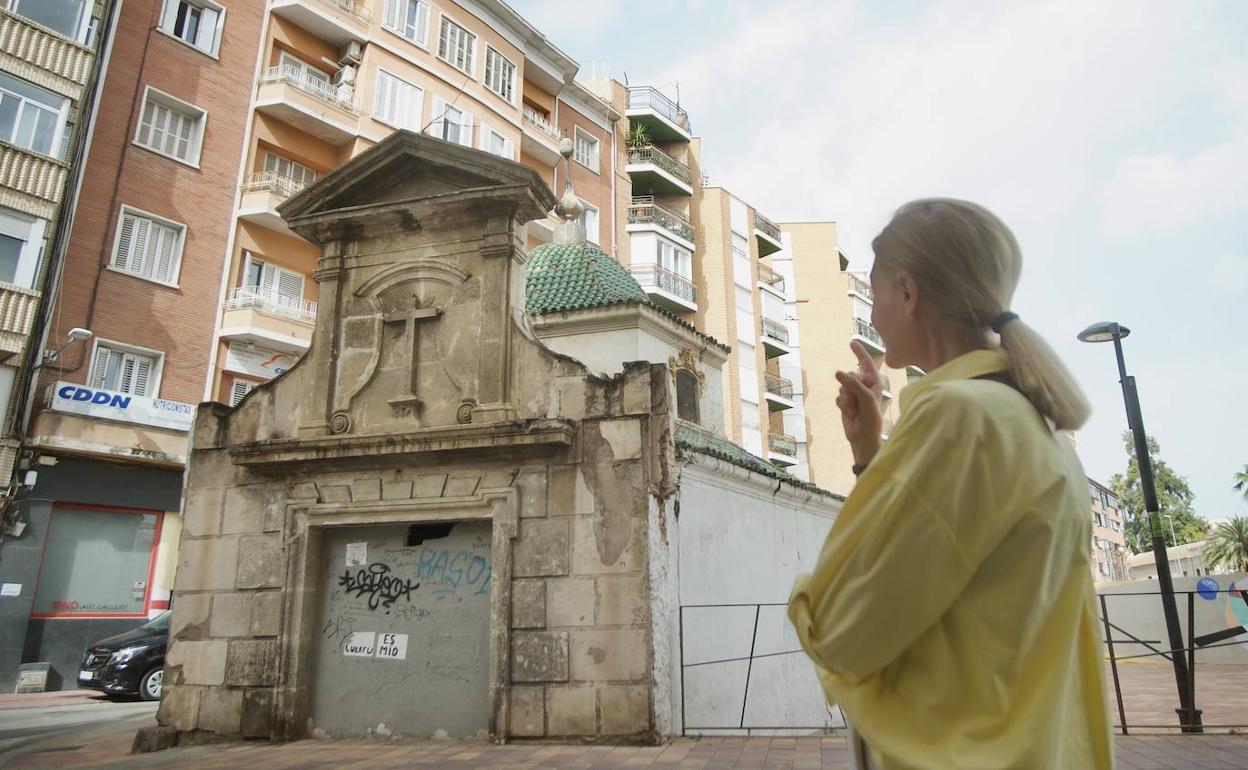 Una mujer observa la ermita del Salitre de Murcia, este lunes.