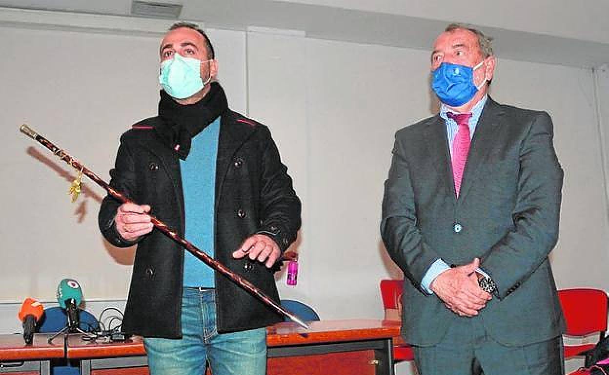 Carrasco al recibir el bastón de mando de Guillamón, tras la moción de censura, imagen de archivo.