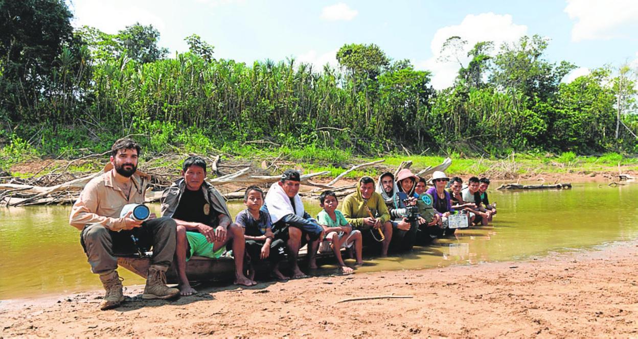 El productor Chémi Pérez (izq.), durante el rodaje en la Amazonía peruana. 