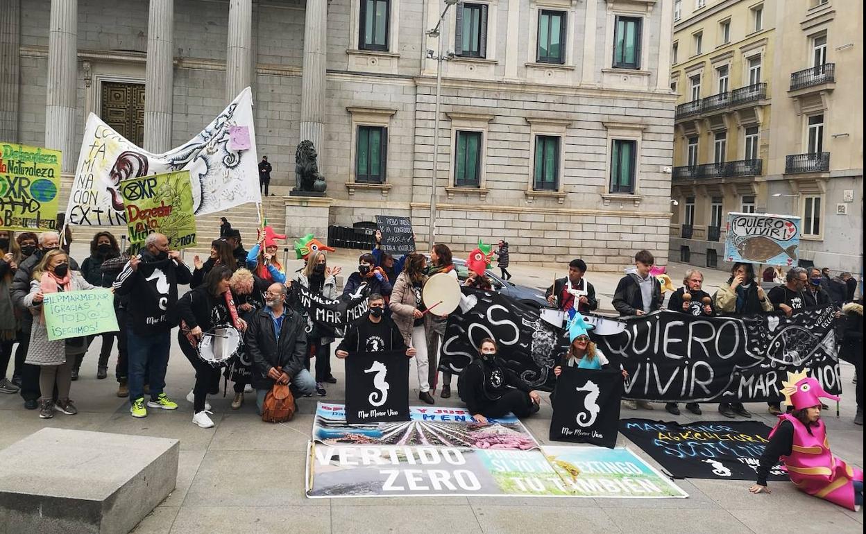 Apoyo a la ILP del Mar Menor, el día de su debate en el Congreso.