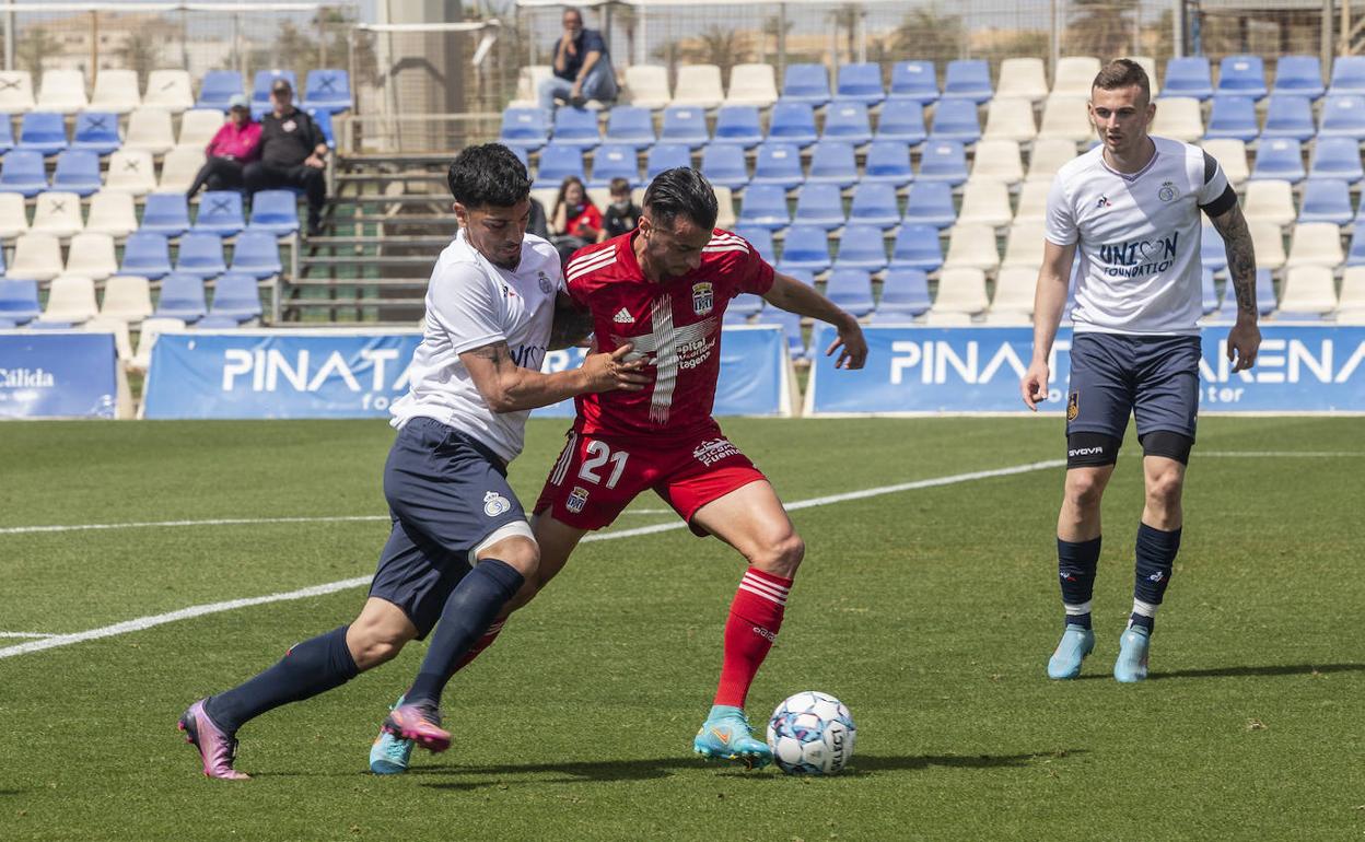 Sergio Tejera cubre el balón, en el amistoso contra los belgas del Unión Saint-Gilloise en abril. 