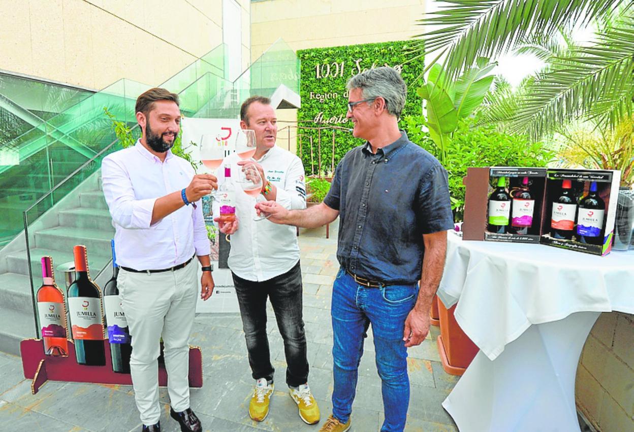 Juan Francisco Martínez, el chef Pablo González y Silvano García brindan en el Centro de Cualificación Turística de Murcia. 