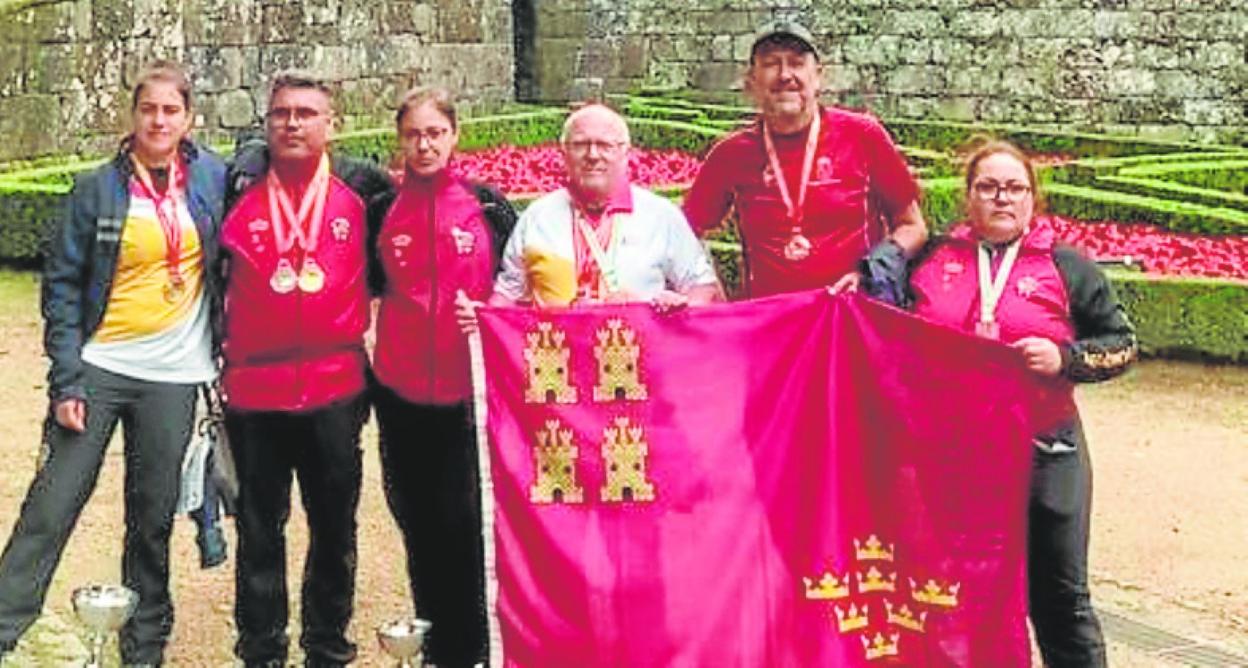 Componentes del equipo regional de tiro con arco. 