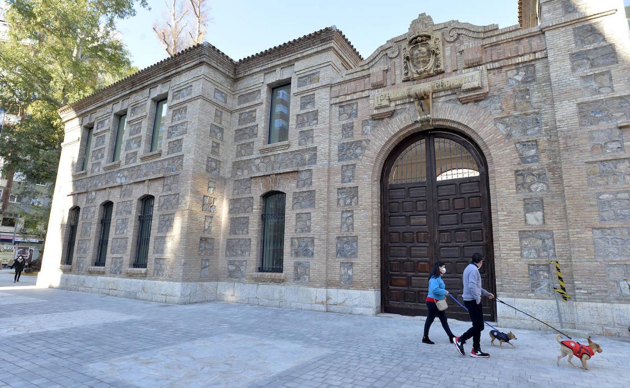 Fachada principal de la Cárcel Vieja de Murcia.